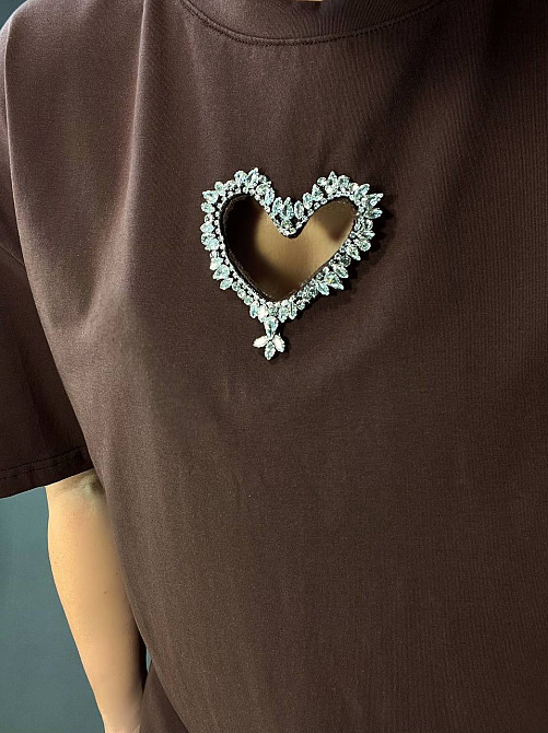 Футболка женская A-N 27009 оверсайз с вырезом в форме сердца с камнями, коричневый, one size Киев - изображение 3