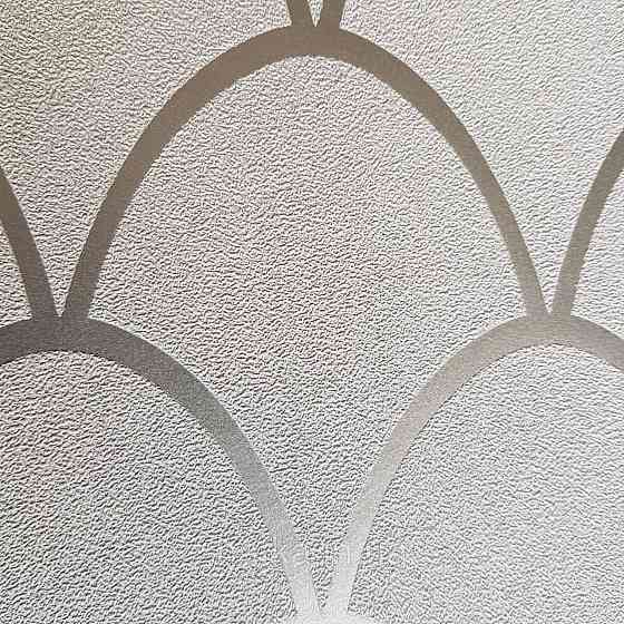 Шпалери вінілові на флізелін Marburg New Spirit Schoner Wohnen геометрія напівкола сріблясті смуги на сірому Київ