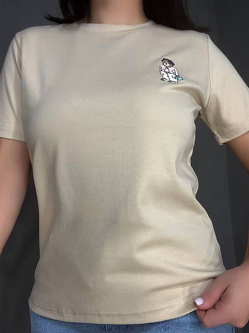 Футболка жіноча A-N 26001 базова однотонна з невеликою вишивкою ведмедик попереду середня довжина one size, бежевий, one size Київ - фото 8