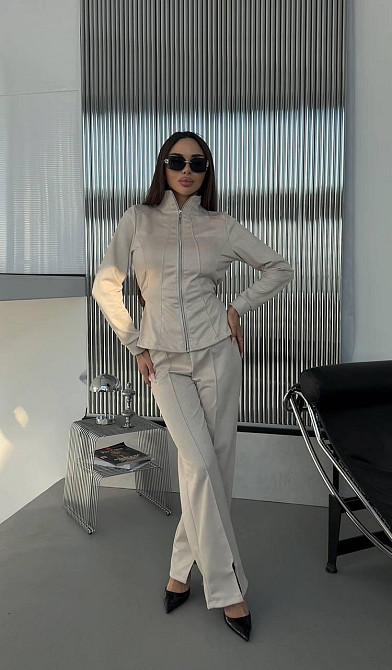 Женский стильный костюм двойка: жакет и штаны с разрезами замш на дайвинге Айвори, 46/48 Одесса - изображение 1