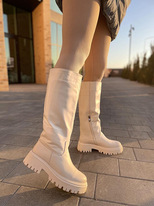 Жіночі зимові чоботи широкі шкіряні на низькому ходу бежевого кольору, на хутрі р. 37-40 4866 Коломия - фото 7