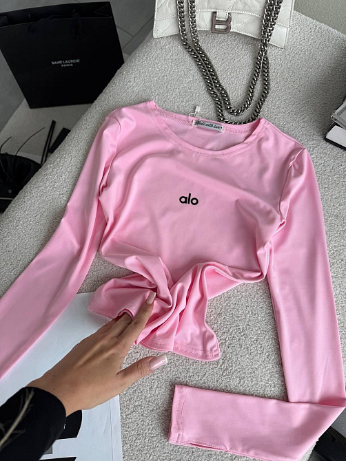 Стильный женский базовый лонгслив с надписью и вырезом под пальчик микродайвинг Барби Одесса - изображение 1