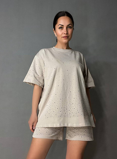 Костюм жіночий Aidin 11-3 оверсайз футболка з шортами з камінцями бежевий, бежевий, one size Київ - фото 1