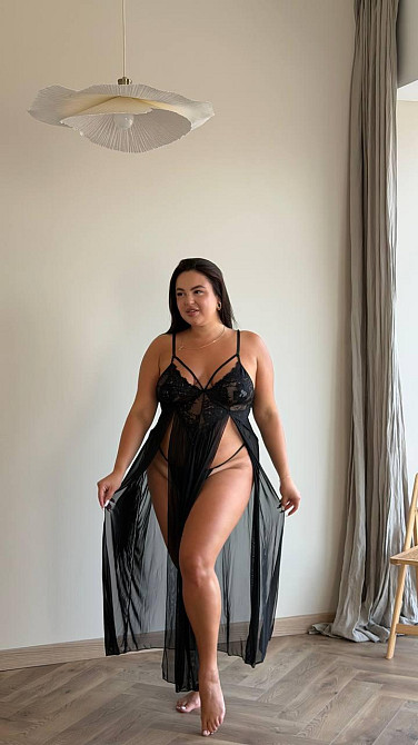 Эротический пеньюар больших размеров plus size с кружевом длинный с разрезом полупрозрачный на бретелях с трусиками черный 3XL Одесса - изображение 5