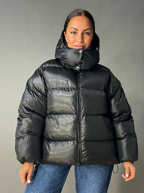 Куртка женская Lady Yep 10041 глянцевая пуффер оверсайз с капюшоном чорна, чорний, 44 Київ - фото 1