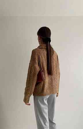 Жіночий базовий оверсайз светр із коміром і намистинкою на горловині машинне в'язання. Карамельний Одеса