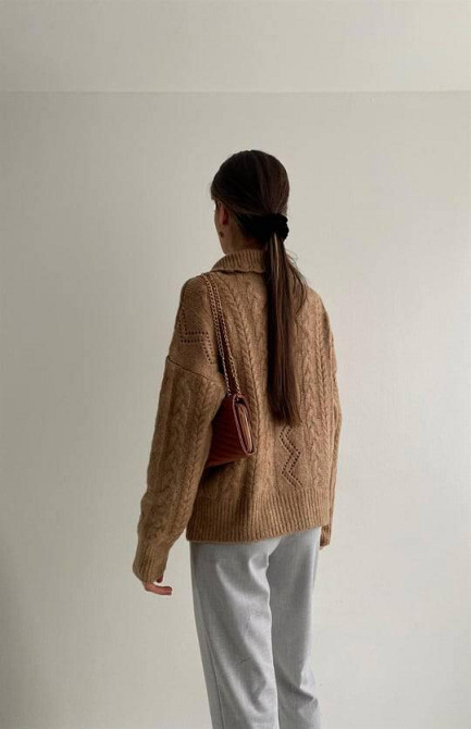 Женский базовый оверсайз свитер с воротником и бусинкой застежкой на горловине машинная вязка Карамельный Одесса - изображение 3