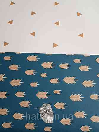 Шпалери флізелінові дитячі Caselio Our Planet дерева ялинки будиночки намети коричневі на темно синьому Київ