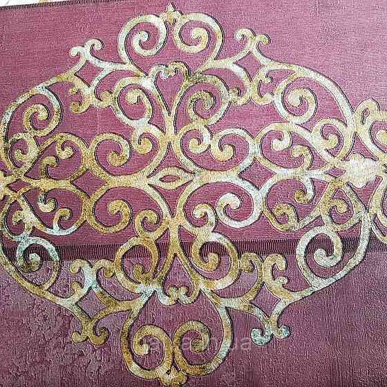 Шпалери метрові вінілові на флізелін 24 Carati Cristiana Masi вензель великий структурний золотом на бордовому Київ