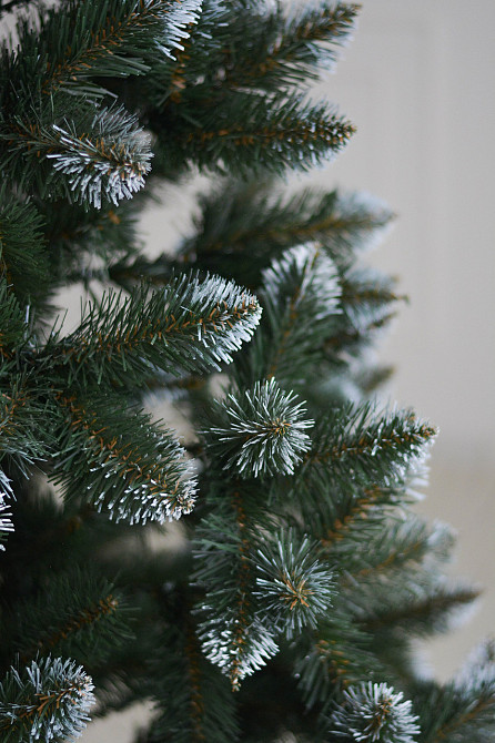 Искусственная елка Королева с белыми кончиками с мягкой иглой ПВХ Одесса - изображение 2