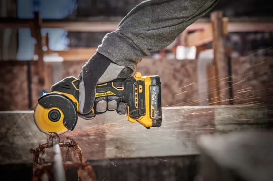 Пила дискова аккумуляторна безщіткова компактна DeWALT DCS438N: без АКБ, диск 76мм, 20000 об/хв (DCS438N) Киев