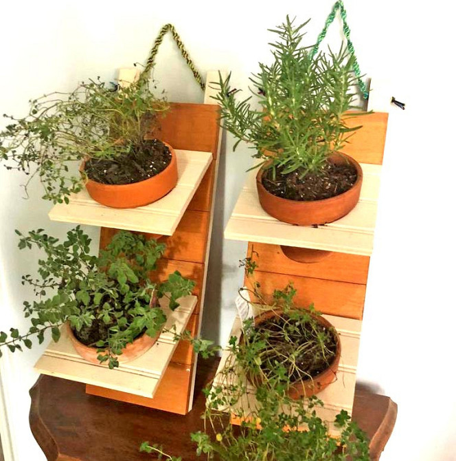 Полка настенная для цветов 