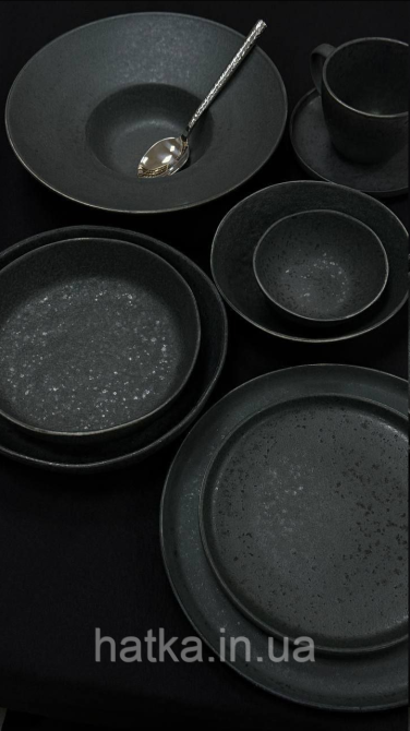 Тарілка чорна кераміка 28,5*2 см "Шайні-дот" 101-0409 для дому та ресторанів Київ - фото 1
