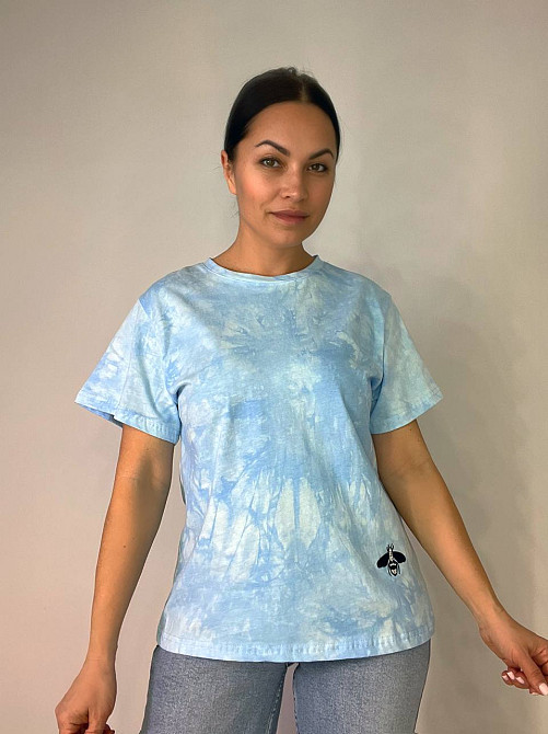 Футболка женская A-N 2539 вареная тай дай с вышивкой пчелкой one size голубая, голубой, one size Киев - изображение 7