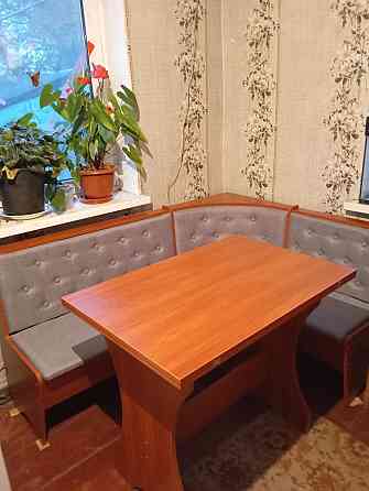 Маленький узкий обеденный кухонный уголок на кухню с раскладным столом и мягкими табуретками Яблоня Львов