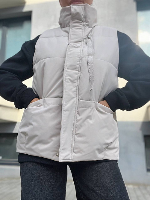 Жилет женский JOY ONE 86336 удлиненный карман молния лента воротник стойка без капюшона светло-бежевый, світло-бежевый, XL Киев - изображение 8