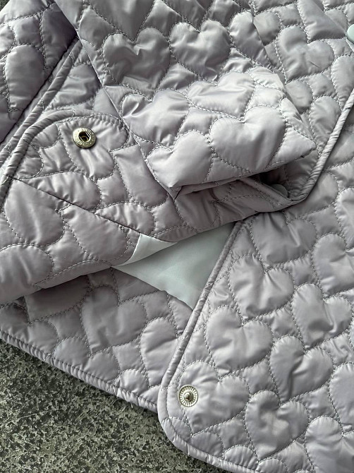 Женская повседневная куртка с сердечками на кнопках плащевка Лаке на силиконе Серый Одесса - изображение 4