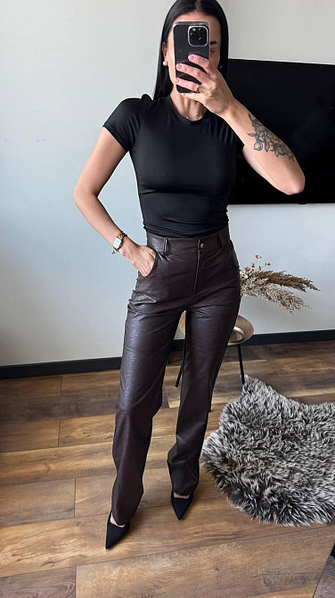 Женские прямые брюки из экокожи с тиснением под крокодила Шоколад, 42/44 Одесса - изображение 5