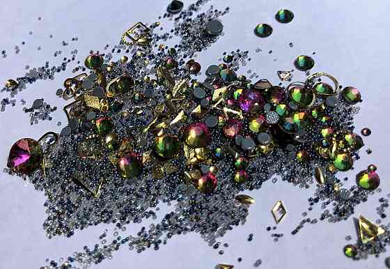 Стрази Swarovski мікс різні розміри та форми + формочки різних форм (1400 шт.) чорні та фіолетово- смарагдові. Київ