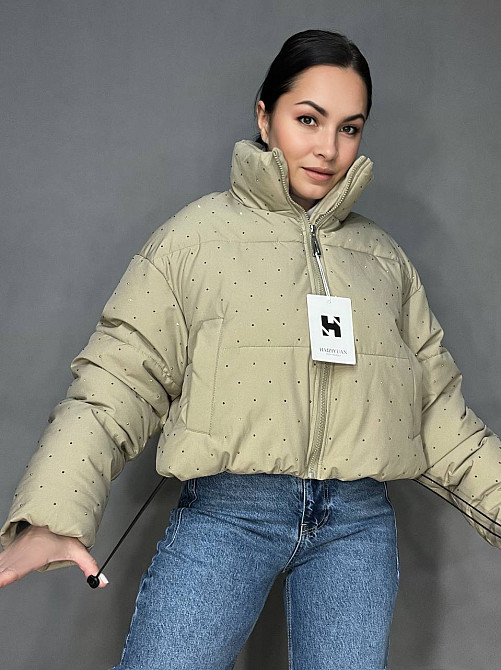 Куртка жіноча Haiziyuan 7165 укорочена пуффер з розсипом камінців демісезонна без капюшона оверсайз бежева, бежевий, XL Київ - фото 8