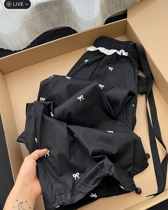 Женские стильные оверсайз брюки карго с бантиками отделаны кружевом плащевка Черный Одесса - изображение 4