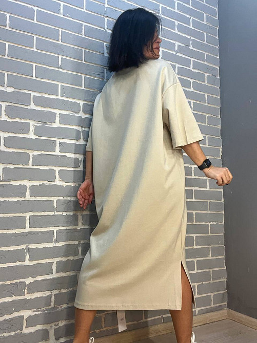 Платье женское A-N 2506 длинное оверсайз разрез со стороны нашивка впереди буква 