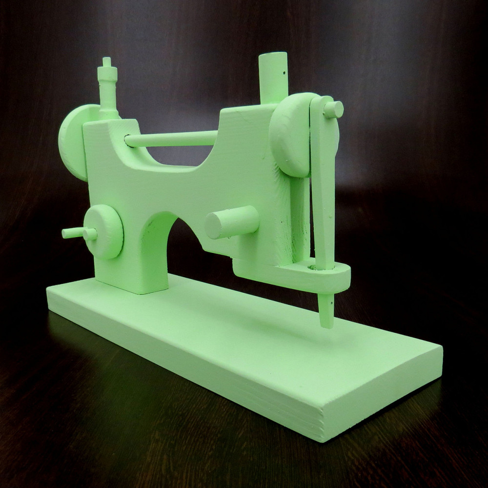 Игрушечная швейная машинка 