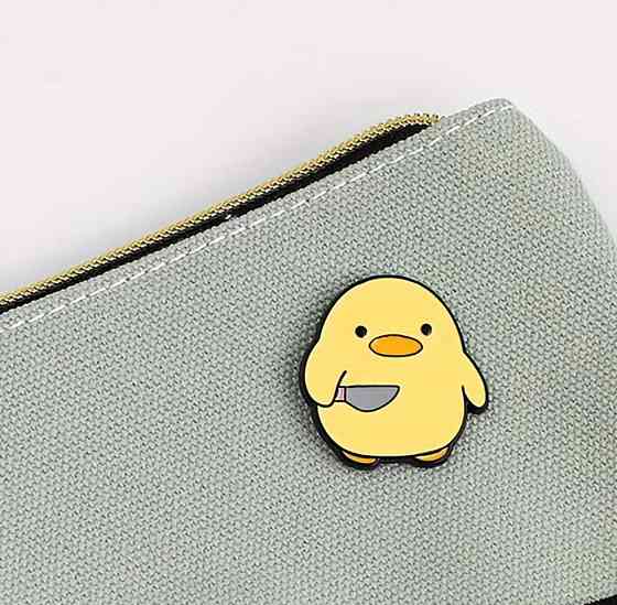 Значок брошка качка з ножем емаль пін жовтий аксесуар на одяг рюкзак Київ