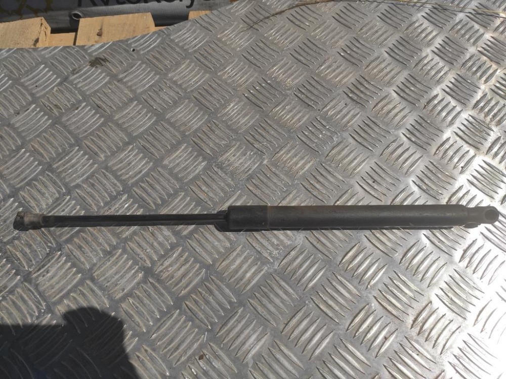 Амортизатор кришки багажника Volkswagen Golf 5 2003-2008 (1K6827550D) Ковель - фото 1