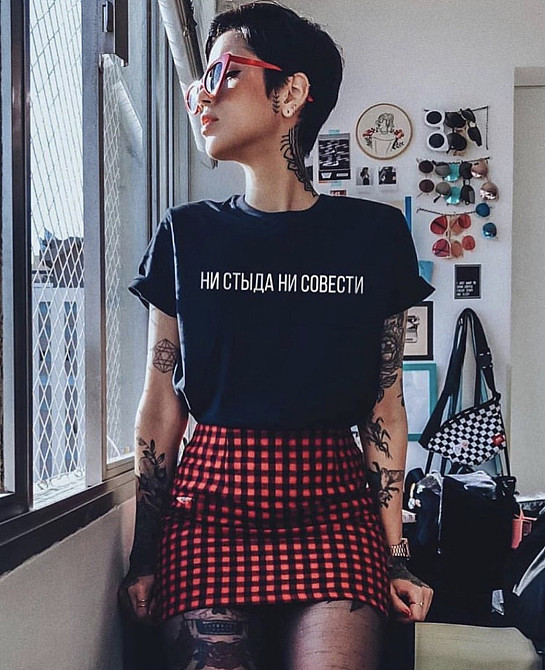 Жіноча чорна футболка з написом — ні сором'язливість, ні переконання Чернівці - фото 1