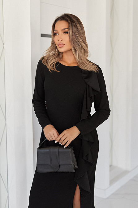 Приталенное платье миди с воланом 