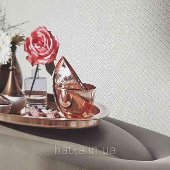 Шпалери вінілові на флізелін Grandeco Montana A44903 метрові однотонні маленький ромб світло сірі з сріблом Київ