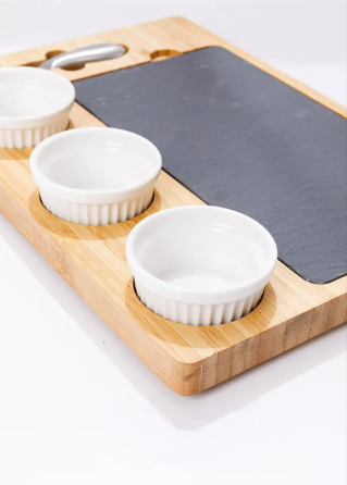 Дошка для сиру і закусок бамбукова з ножем і соусниками, менажниця дерев'яна для нарізки 34×24×2.5 см Кам'янець-Подільський