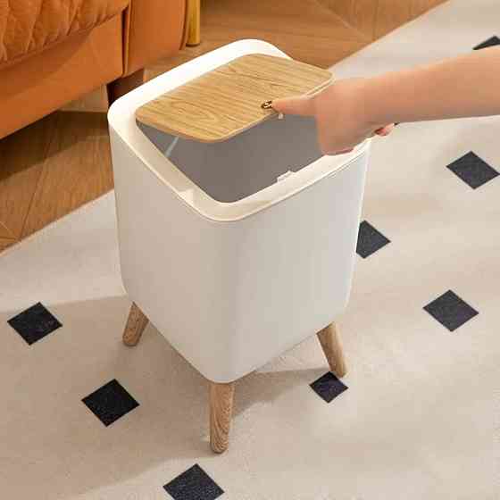 Мусорное ведро на деревянных ножках с кнопкой на крышке Винница