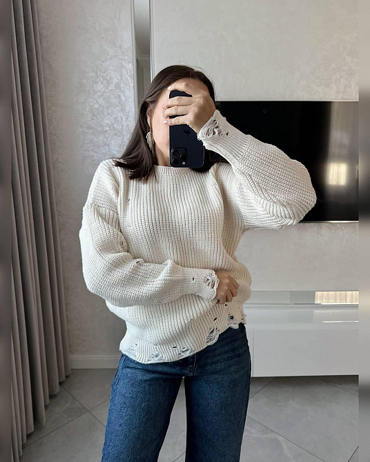 Жіночий затишний оверсайз светр з рваним ефектом машинна в'язка Одеса - фото 2