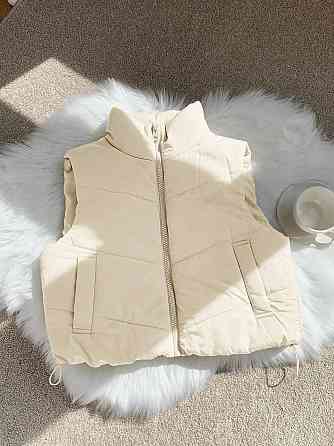 Женская жилетка укороченная с карманами на молнии плащевка эмми на синтепоне Молочный, 46/48 Одесса