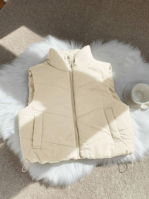 Женская жилетка укороченная с карманами на молнии плащевка эмми на синтепоне Молочный, 46/48 Одесса - изображение 4
