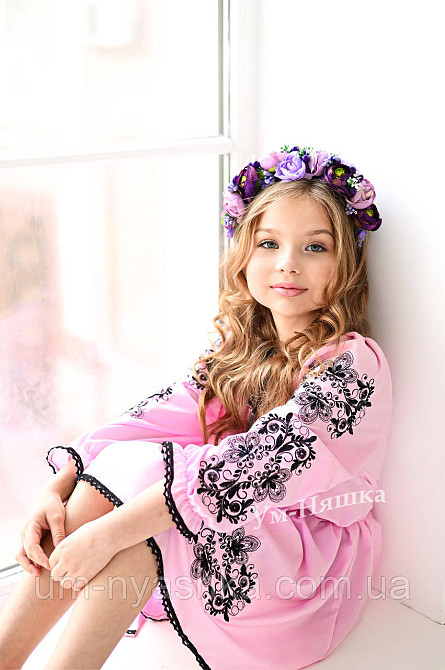 Детское вышитое розовое платье  