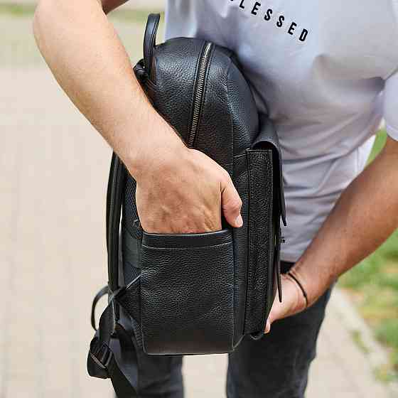 Чорний шкіряний рюкзак для чоловіків для ноутбука Київ