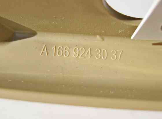 Mercedes-Benz  A1669243037 8N84 Накладка петлі замка заднього сидіння внутрішня права бежева GL X166 Одеса