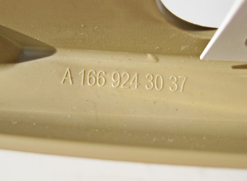 Mercedes-Benz  A1669243037 8N84 Накладка петлі замка заднього сидіння внутрішня права бежева GL X166 Одеса - фото 3