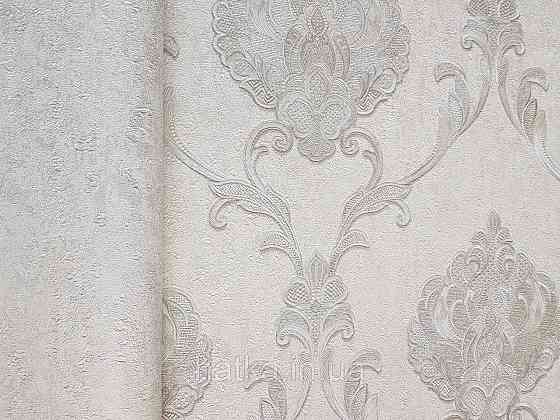 Шпалери вінілові на флізеліні Grandeco Anastasia метрові вензелю завитки структурні сріблясті на пісочному Київ