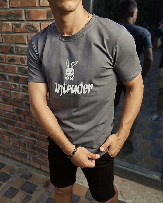 Чоловіча футболка Intruder Bunny бавовна c лого та написом класична однотонна Туреччина темно-сіра Одеса - фото 7