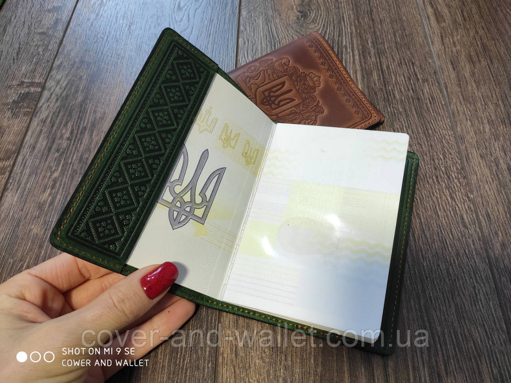 Шкіряна обкладинка на паспорт з гербом України зеленого кольору ST Leather Київ - фото 7