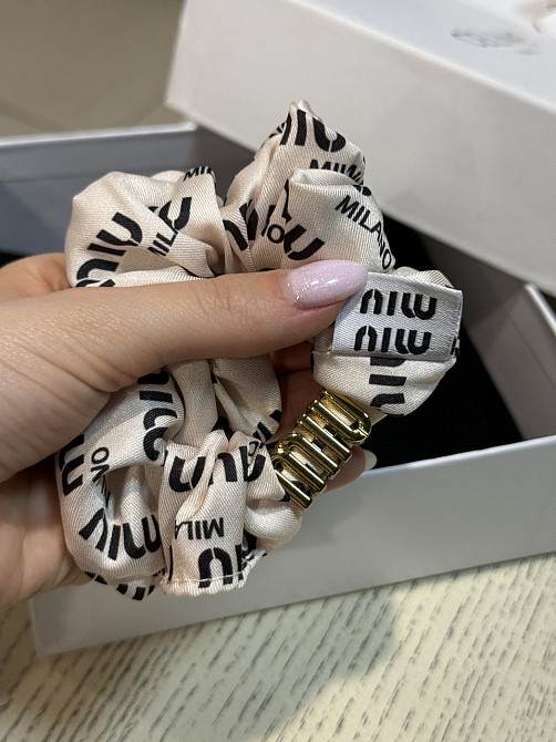 Гумка для волосся MIUMIU бежева з логотипом і написами Одеса - фото 2
