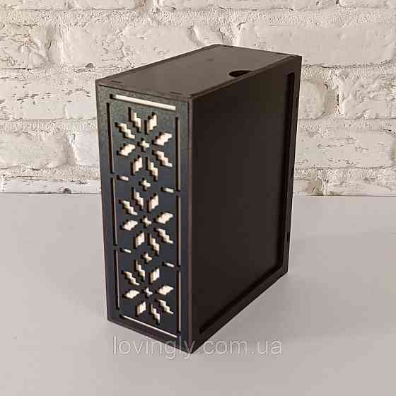 Подарункова коробка чорного кольору з орнаментом  29/20/10 см Ірпінь