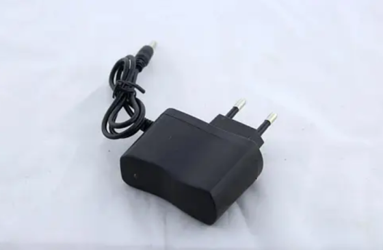 Мережевий адаптер Bailong CHARGER-8626 220В для заряджання ліхтарів, чорний, компактний та надійний Одеса