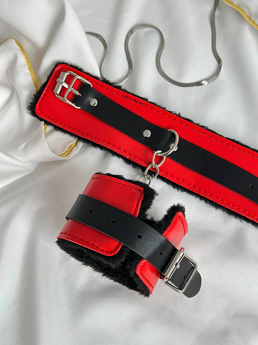 Шкіряні наручники з хутром для задоволення для рольових ігор BDSM для сексу червоні на ремінці з застібкою Одеса - фото 8