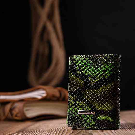 Лакированная визитница из натуральной фактурной кожи под змею KARYA 20987 Зеленый Киев