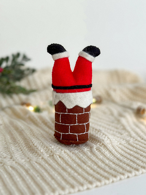 "Новорічна ялинкова прикраса з фетру ручної роботи - Санта застряг в димарі" Київ - фото 4